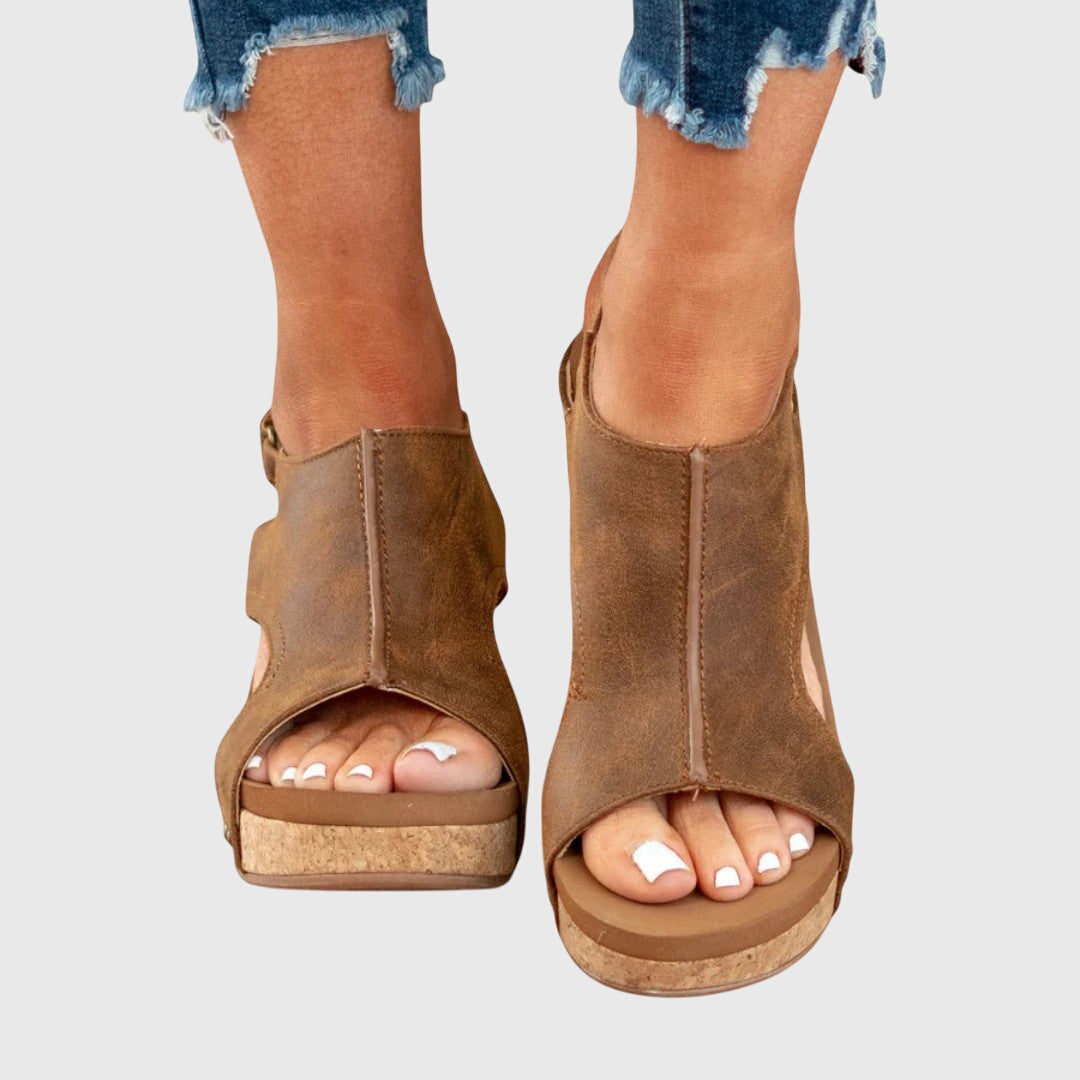 Nahaufnahme: Elegante flache Damensandalen, hochwertiges Material, ideal für Freizeit.