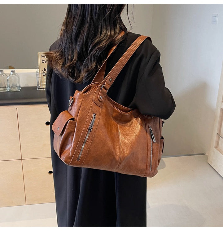 Burgunderrote Damen Reisetasche mit großem Volumen. Perfekte Schultertasche für unterwegs.