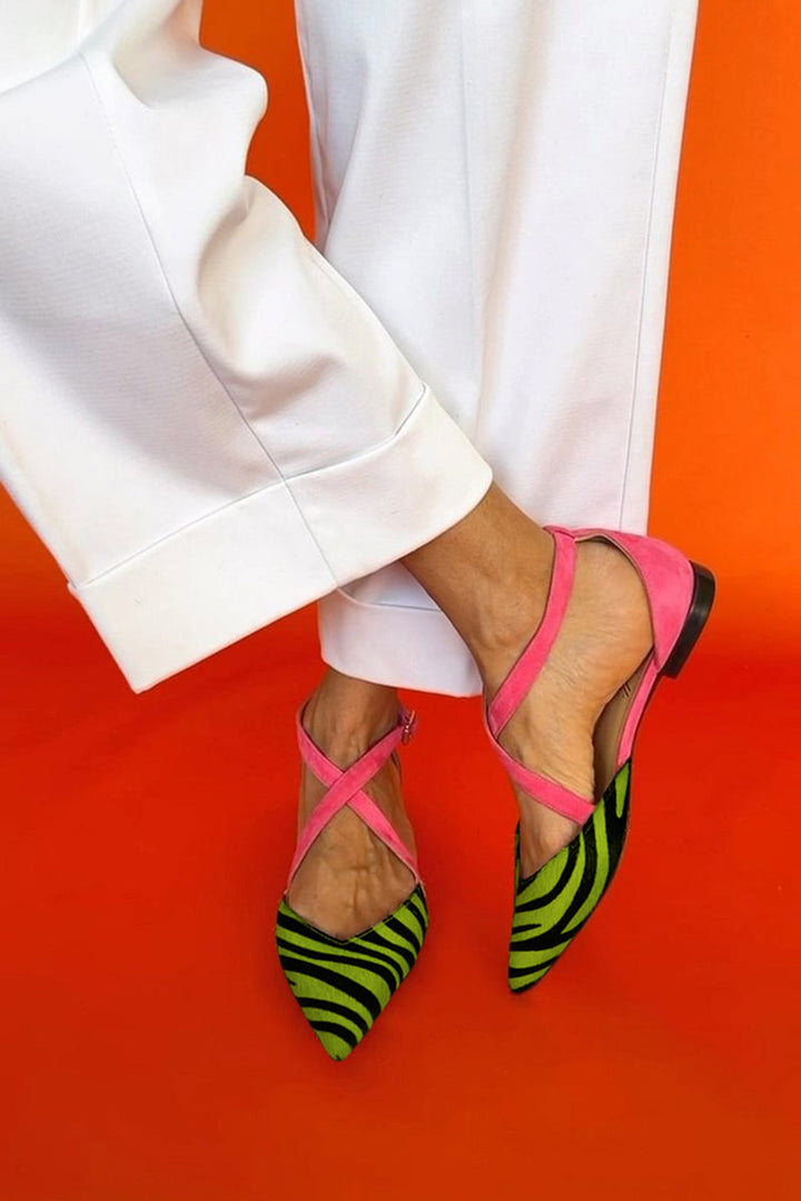 Stilvolle Damen Sommersandalen: elegante Kreuzriemen, modernes Zebramuster. Ideal für modische Frauen.