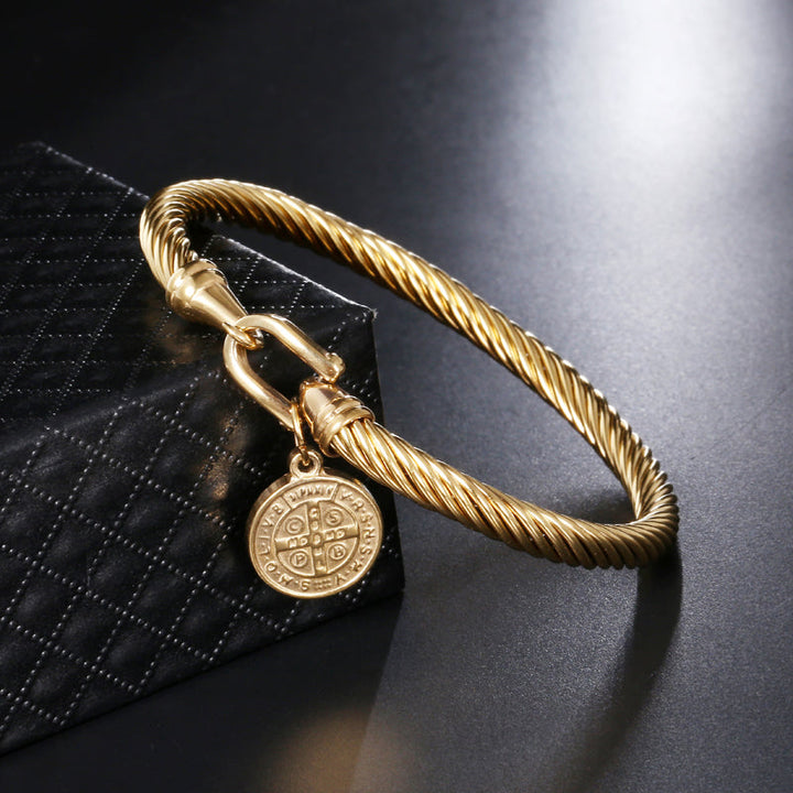 Detailaufnahme des Damen Bettelarmbands mit Benediktus Medaille in Gold und Silber, spiritueller Schmuck.