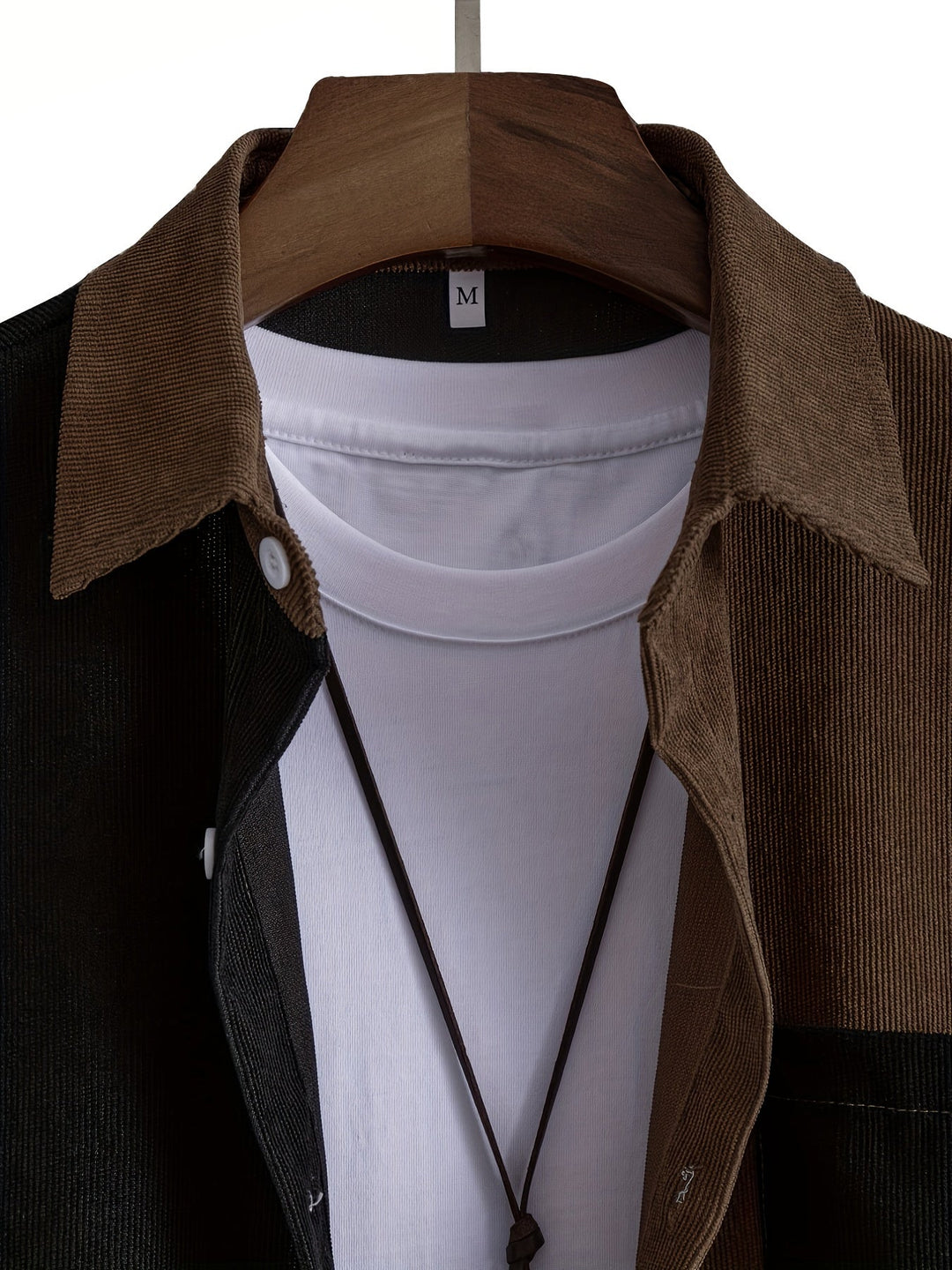 Stilvolles Button-Down Kurzarmhemd für Herren mit modernem Split-Panel, perfekt für lässige Sommer-Looks.