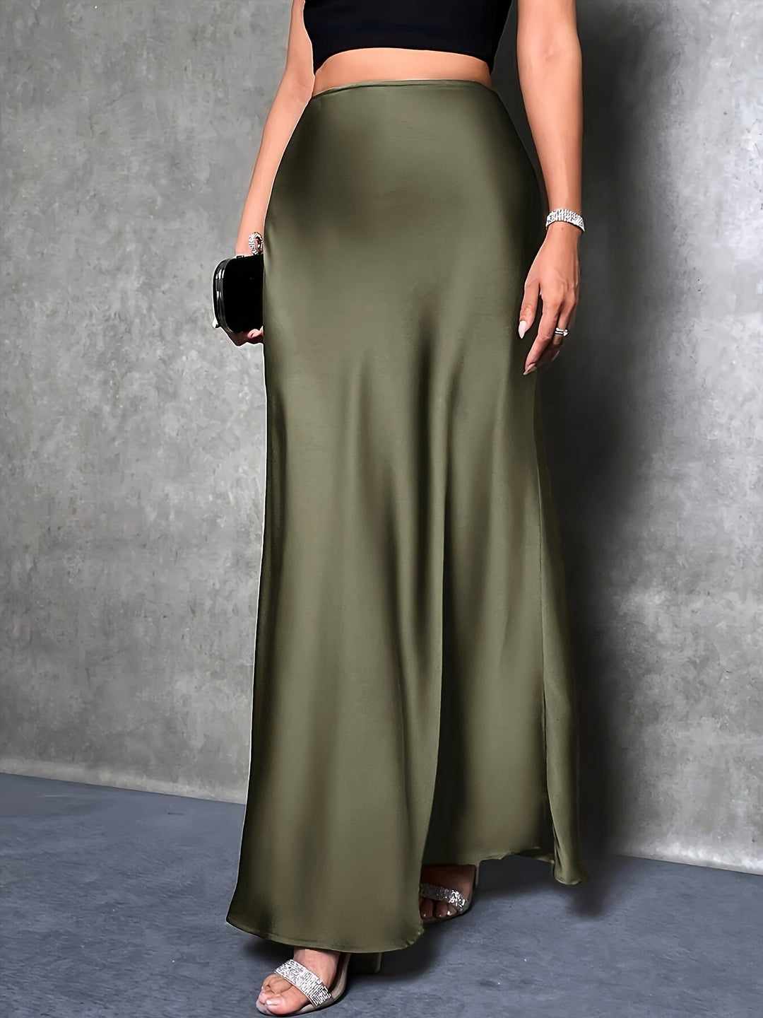 Nahaufnahme des luxuriösen Satin-Looks vom Damen Maxirock, ideal für festliche Abendmode.