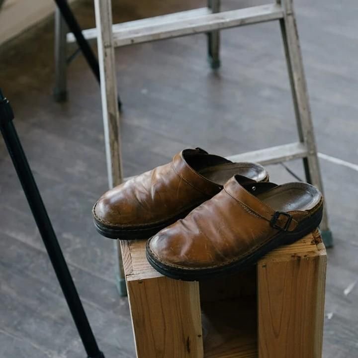 Damen Clogs mit dekorativem Riemen. Modische Damenschuhe, die Stil und Alltagskomfort vereinen.