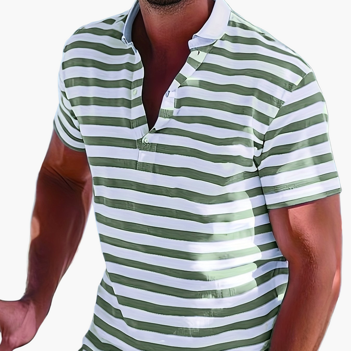 Ganzkörperaufnahme: Mann trägt gestreiftes maritimes Herren Poloshirt für den Sommer.