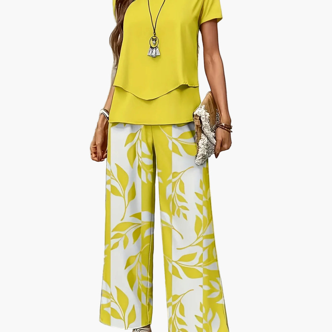 Sommerlicher Zweiteiler mit Blättermuster: Komfortables Damen Set, weite Hose & Kurzarmshirt.