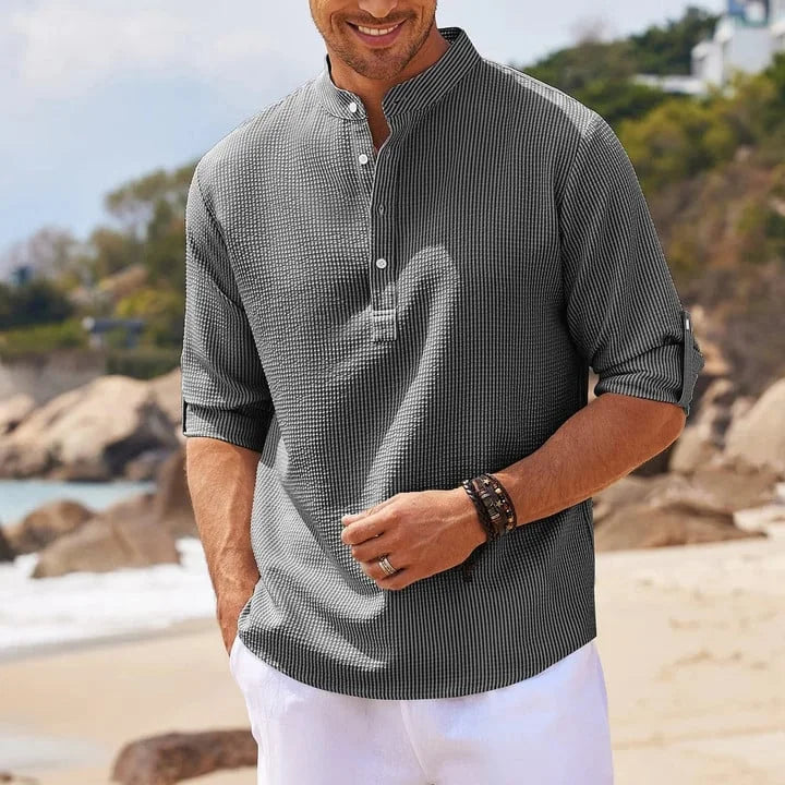 Vielseitiges Herren Langarmshirt mit Stehkragen. Ideal für Sommerabende & Herbsttage. Basic, lässig, elegant & bequem.