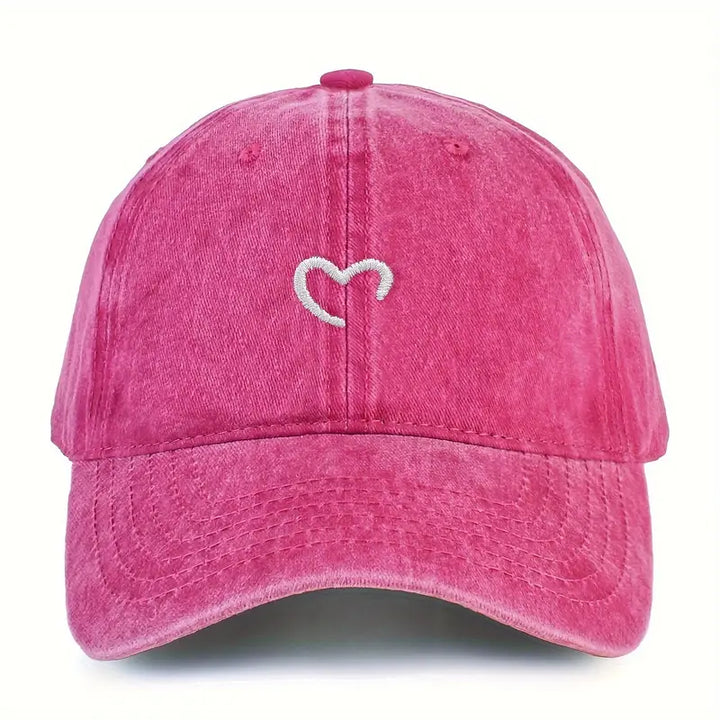 Komfortable Damen Baumwollmütze, bestickt mit einem Herz-Motiv. Verstellbare Baseballcap für alle Jahreszeiten.