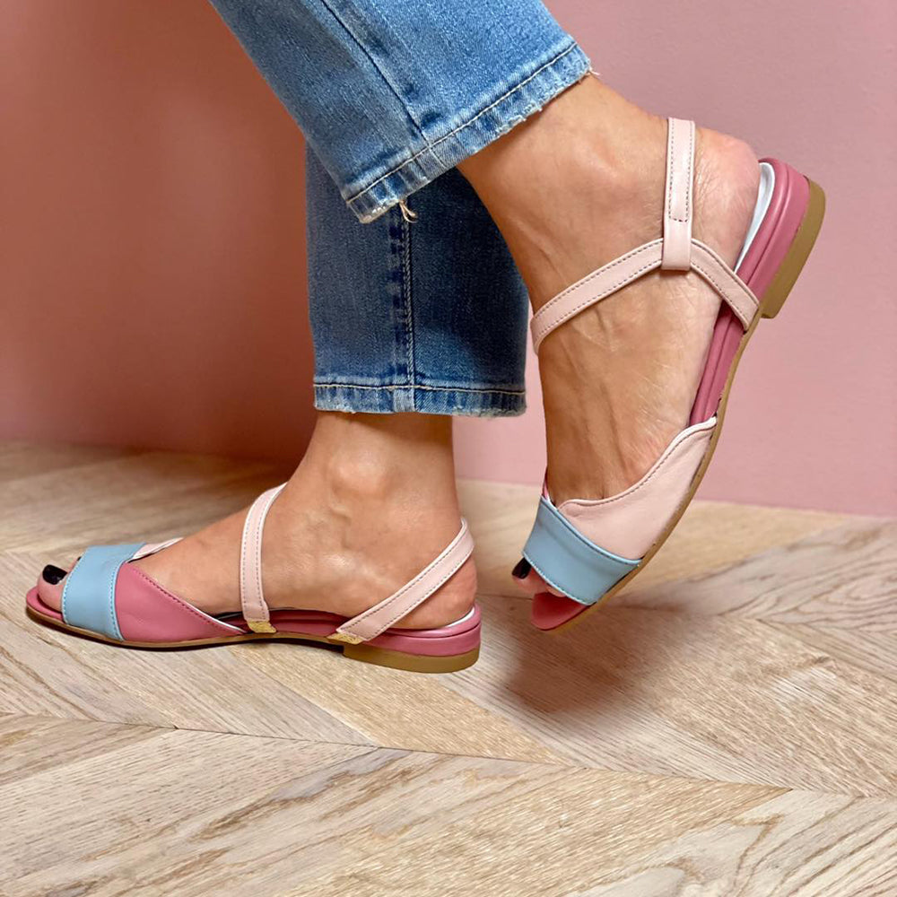 Stilvolle pinke Damensandalen mit asymmetrischen Riemen, perfekt für sommerliche Outfits. Flach, komfortabel und elegant für den Alltag.