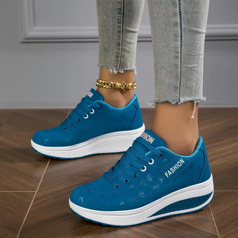Seitenansicht der orthopädischen Damen Sneaker, zeigt atmungsaktives Design, leichte Sohle & rutschfeste Eigenschaften.