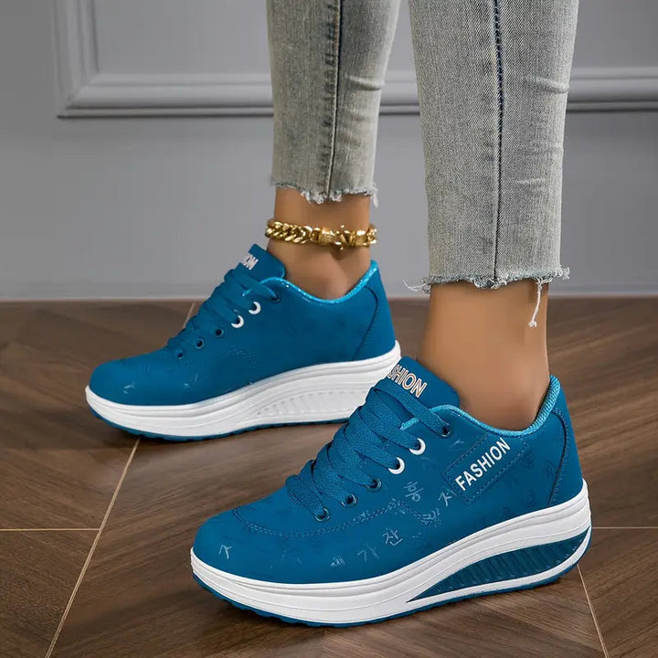 Seitenansicht der orthopädischen Damen Sneaker, zeigt atmungsaktives Design, leichte Sohle & rutschfeste Eigenschaften.