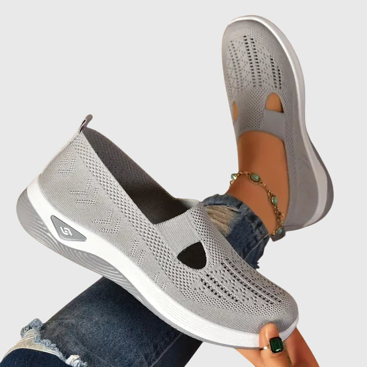 Frau trägt bequeme, schwarze ergonomische Damen Gehschuhe. Leichte Alltagsschuhe für Komfort beim Gehen.