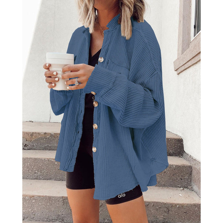 Moderne Hemdenjacke für Damen, asymmetrischer Schnitt, perfekt zum Layering.