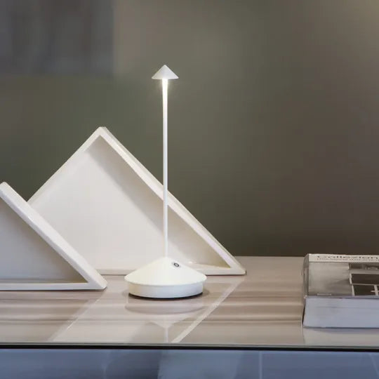 Dekorative LED-Tischleuchte, kabellos und dimmbar. Ideal als Akzentbeleuchtung innen.