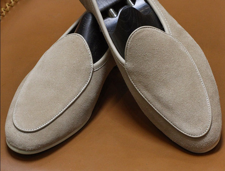 Nahaufnahme eleganter beiger Herren Loafer, handgefertigt aus Wildleder, perfekte Business Casual Schuhe.