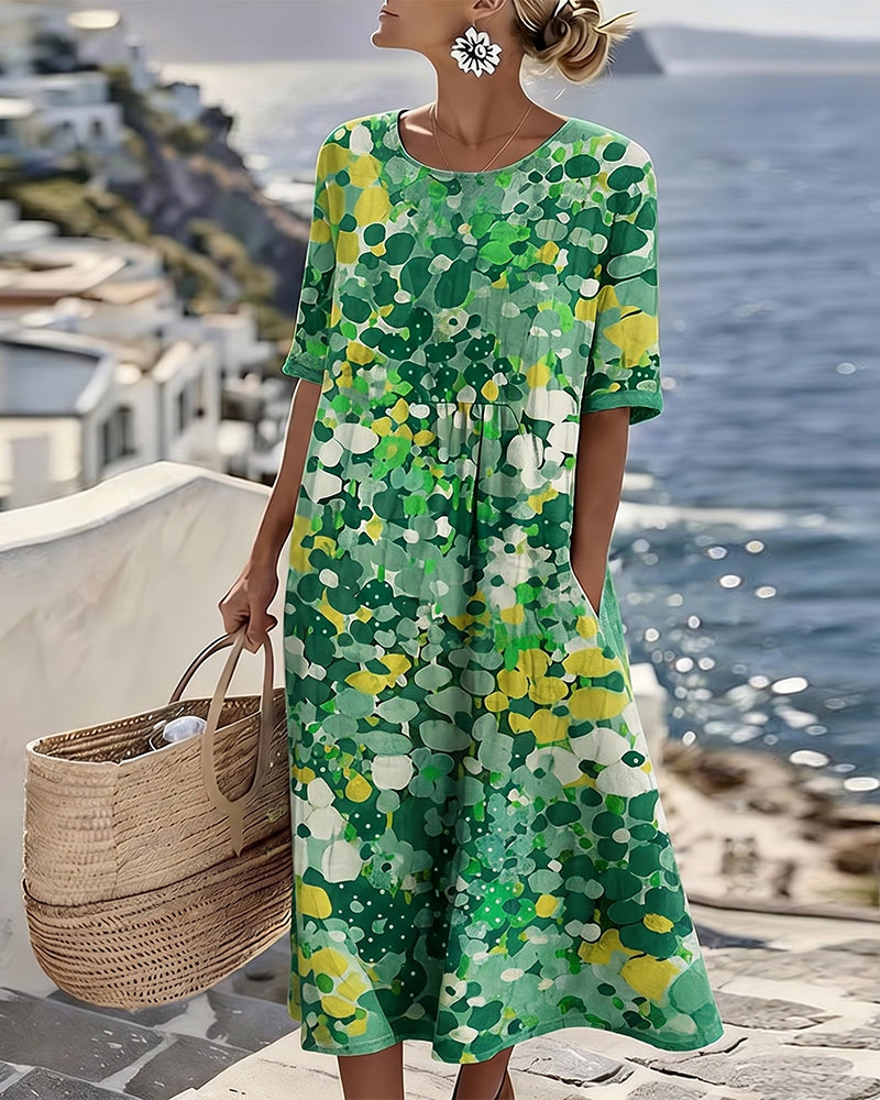 Damenkleid in Midilänge, mit elegantem Blumenmuster, perfekt für warme Sommerabende.