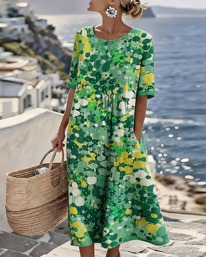 Damenkleid in Midilänge, mit elegantem Blumenmuster, perfekt für warme Sommerabende.