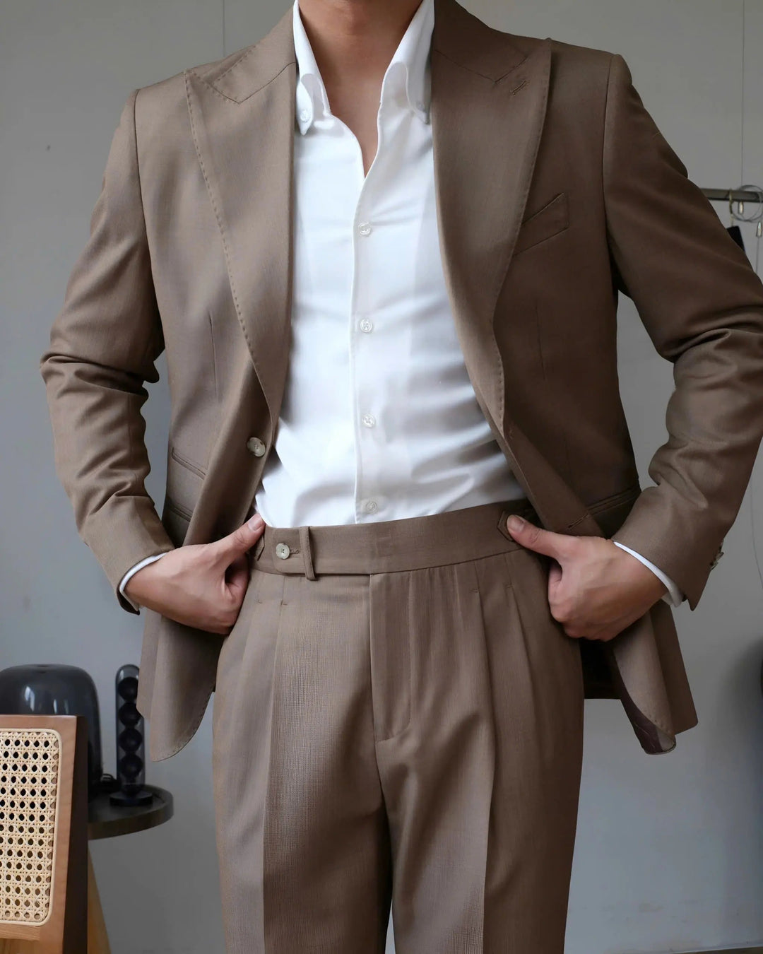 Klassische Herrenhose Genua Sidetab mit praktischen Seitenverstellern, elegant & zeitlos im Design.