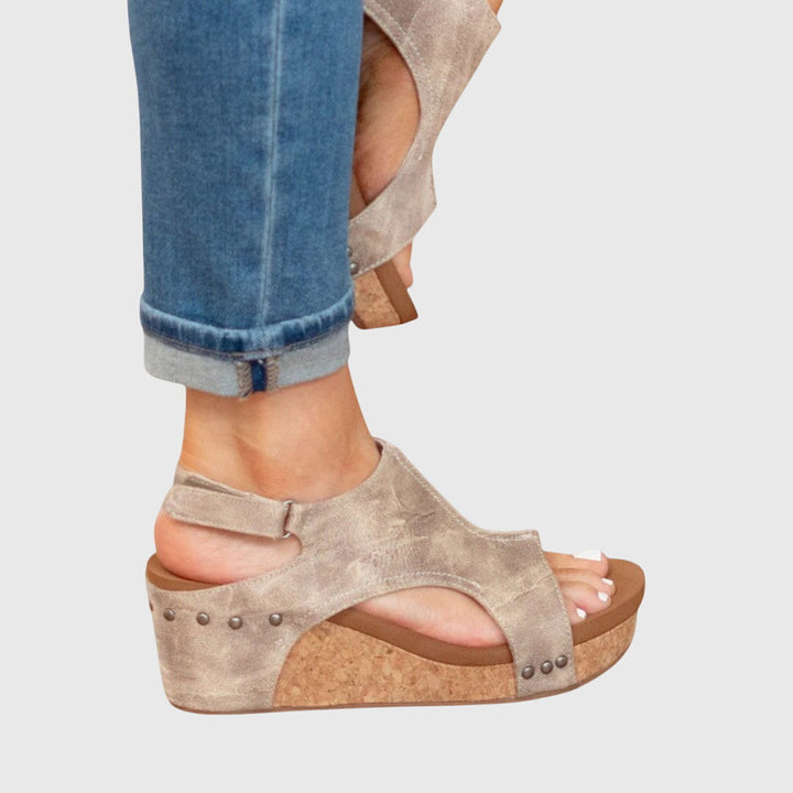 Flache Damen-Freizeitsandalen in neutralem Farbton, perfekt für warme Tage.