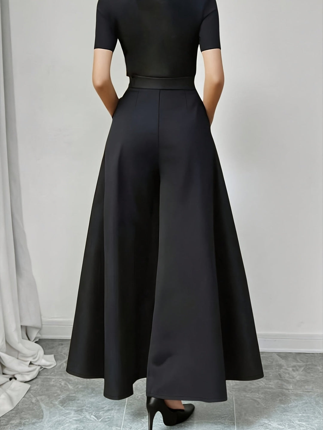 Fließende Damen Palazzo-Hose mit weitem Bein und hoher Taille, moderner Business & Abend-Stil.