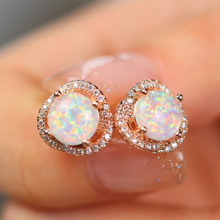 Silberne Damen Ohrringe mit einem zarten Opal Kleeblatt und glänzenden Zirkonia Steinen.