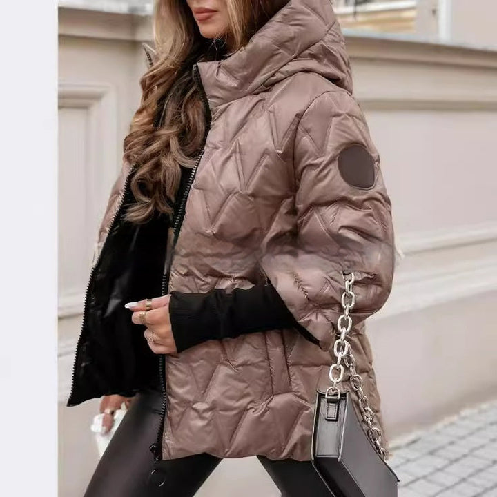 Weiße Damen Winterjacke, exklusives Design, super warm. Luxuriöse Damenmode für den Winter.
