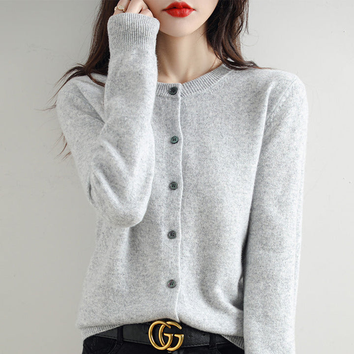 Damen Strickjacke am Bügel, locker geschnitten, modernes Design. Elegante Strickmode für jeden Anlass.