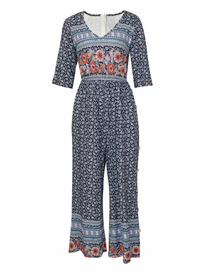 Damen Sommer Jumpsuit im Boho Chic mit lebhaftem Blumenmuster. Perfekt als luftiger Overall für warme Tage.