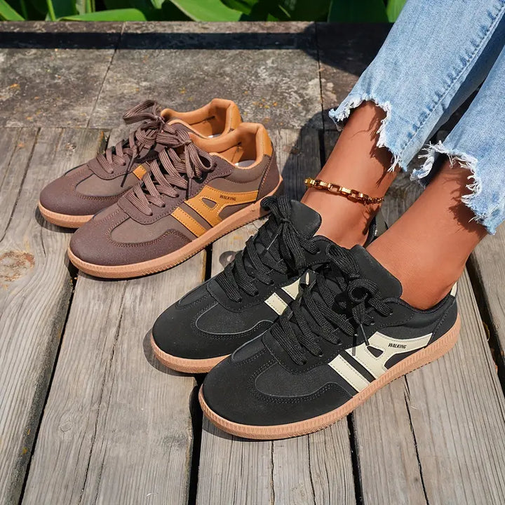 Nahaufnahme der Textur und des Panel Designs der schwarzen und kaffee Retro Damen Sneaker.