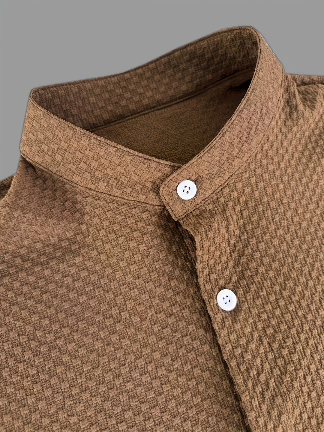 Detailansicht: Leichtes Herren Kurzarmhemd, modernes Design. Lagenlook-Stil für Sommer und Alltag.