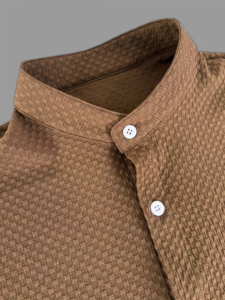 Detailansicht: Leichtes Herren Kurzarmhemd, modernes Design. Lagenlook-Stil für Sommer und Alltag.