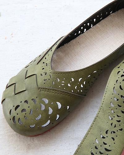 Weiße Damen Ballerinas, perforiert für Atmungsaktivität. Elegante Slip-On-Schuhe mit hohem Komfort.