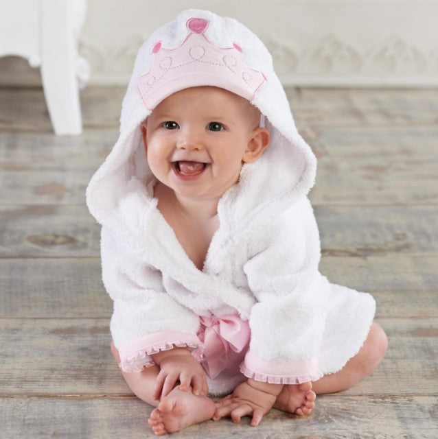 Glückliches Baby in weichem Baumwoll-Bademantel mit Tierkapuze, perfekt nach der Dusche.