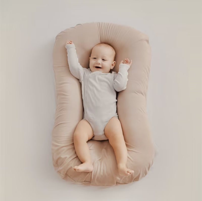 Hochwertiges orthopädisches Babykissen, Babyzubehör für sicheren Schlaf und optimale Kopfentwicklung.