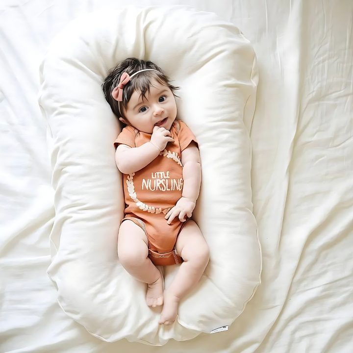 Ergonomisches Babykissen mit Mulde, speziell für Flachkopf-Prävention und gesunden Kinderschlaf.