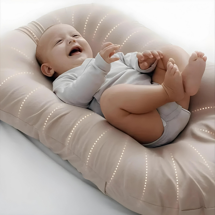 Orthopädisches Babykissen für Neugeborene, unterstützt gesunden Schlaf und Flachkopf-Prävention.