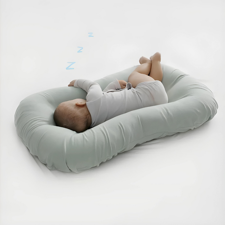 Neugeborenes schläft sicher auf dem orthopädischen Babykissen, fördert natürliche Kopfform.