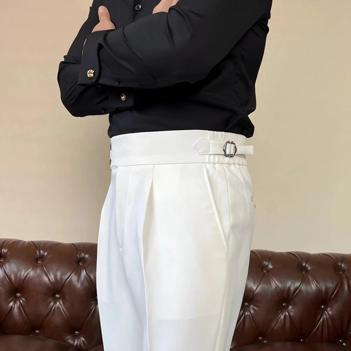 Cremefarbene italienische Herrenhose für Frühling und Sommer. Klassische Eleganz, ideal für stilvolle Freizeitlooks.