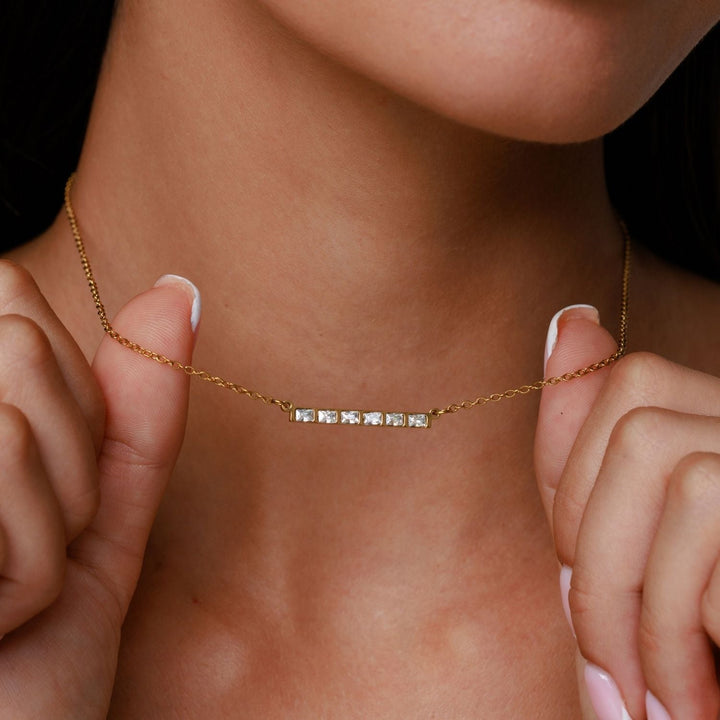 Eleganter Damen Choker Gold aus Edelstahl mit funkelnden Zirkonsteinen; wasserfest & hypoallergen.