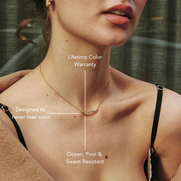 Goldener Edelstahl Choker für Damen mit edlen Zirkonsteinen; wasserfest, hypoallergen, elegant.
