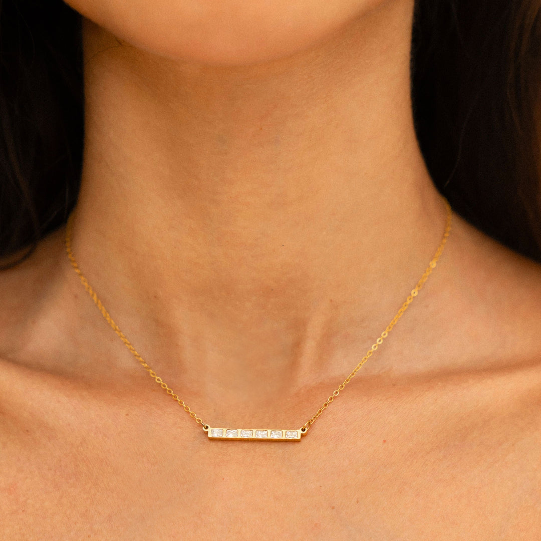 Goldener Edelstahl Choker für Damen mit minimalistischem Design und Baguette-Zirkonsteinen.