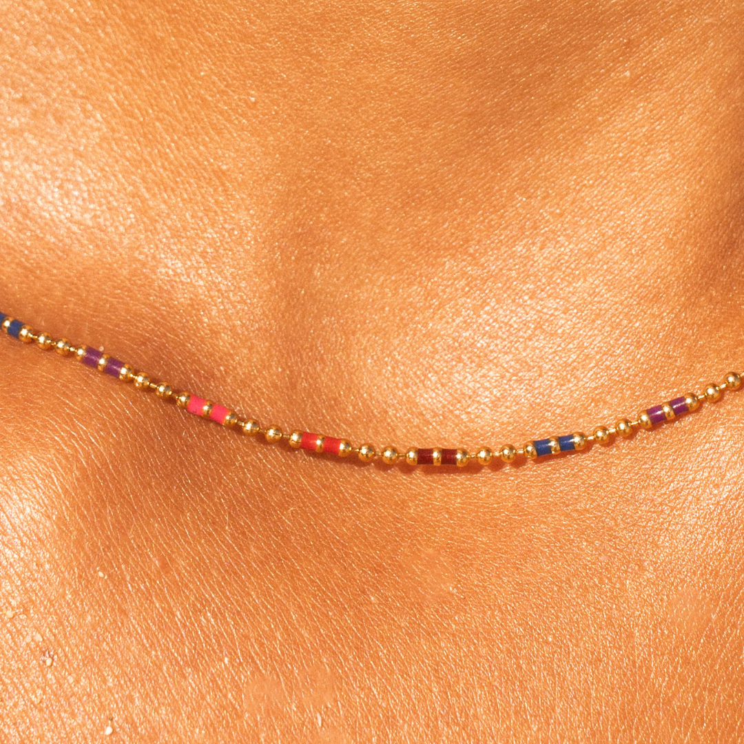 Verstellbare Regenbogen Perlenkette für Damen, Gold Choker, wasserfest & farbenfroh.