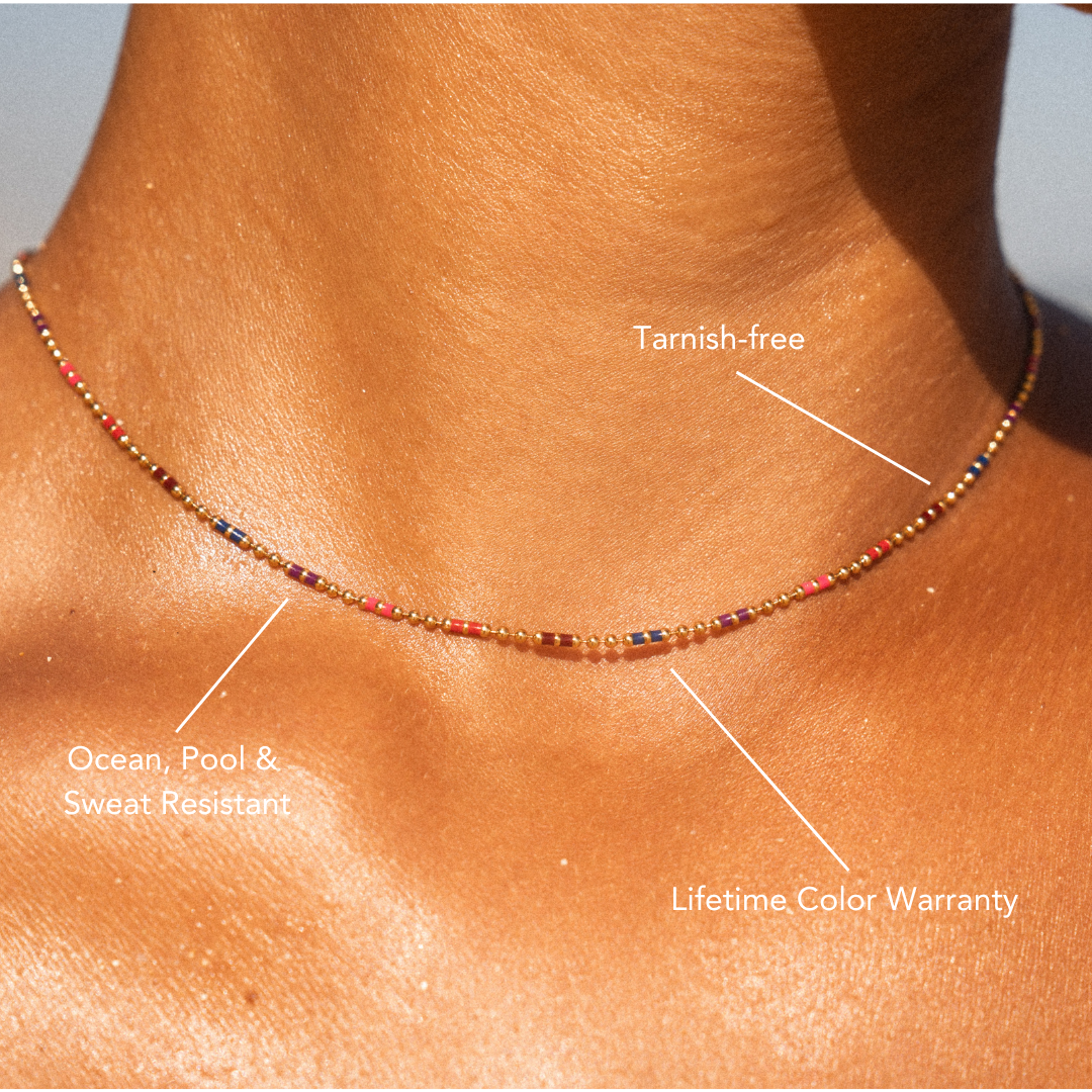 Goldene Damenhalskette mit farbenfrohen Perlen, Regenbogen Choker, verstellbar, langlebig.