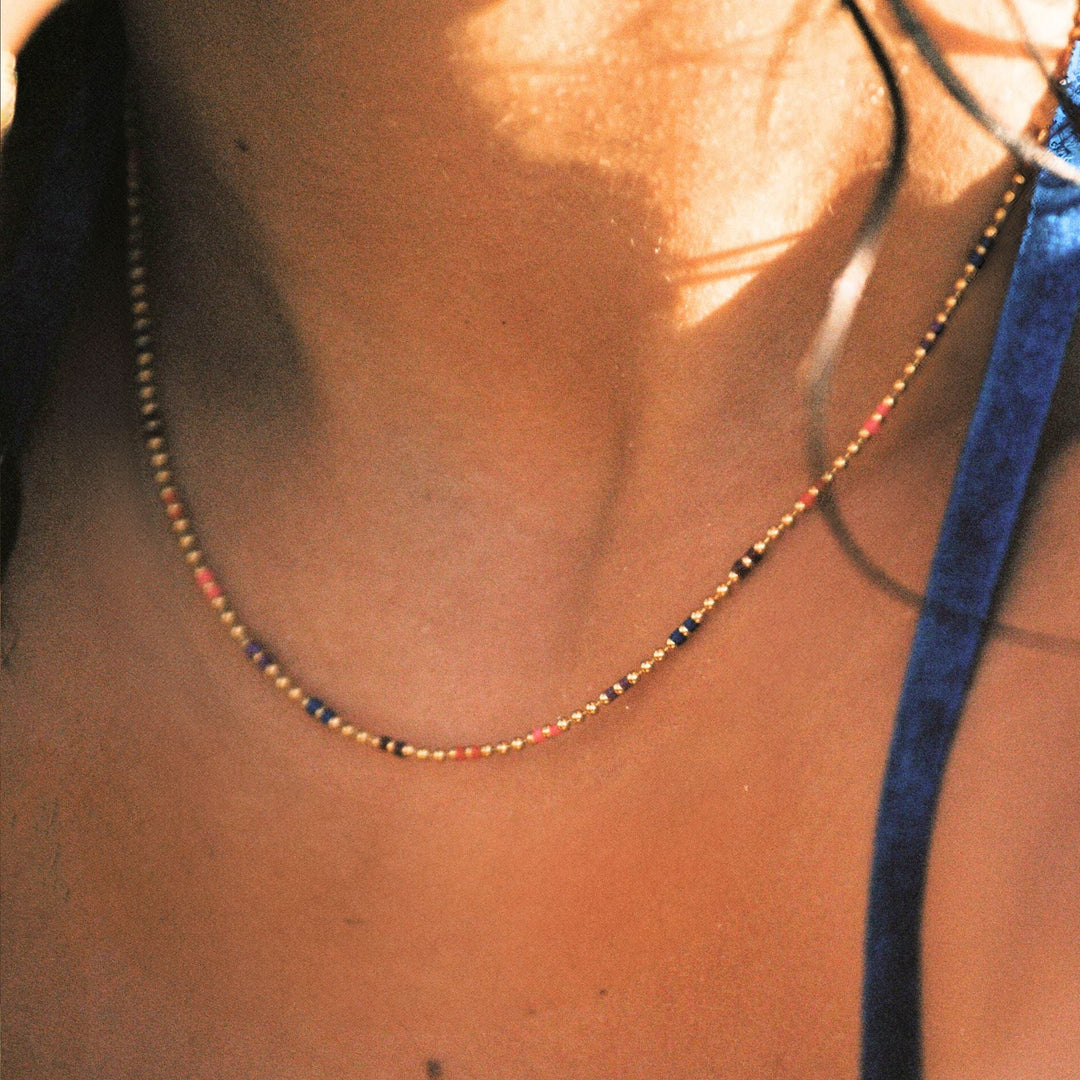 Moderne Damen Goldhalskette, Regenbogen Choker mit bunten Perlen, verstellbar, sommerlich.