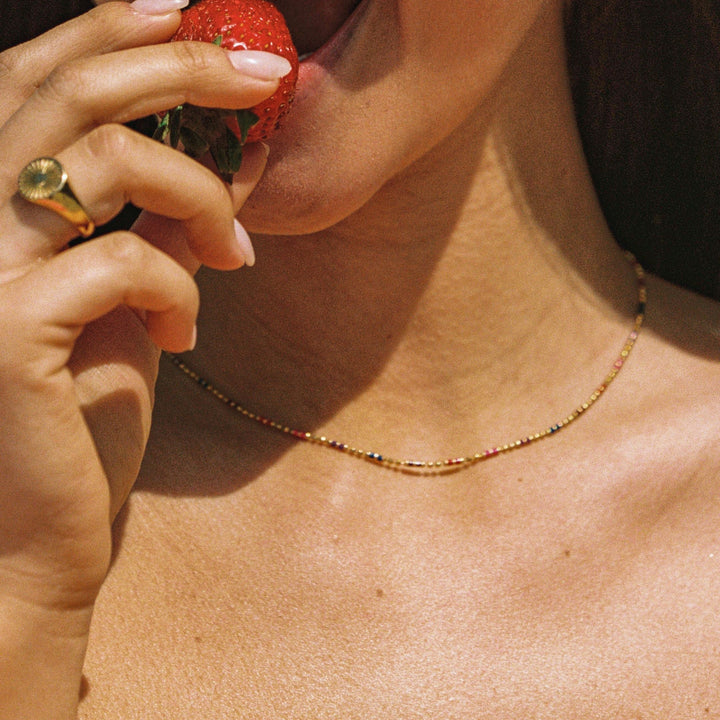 Wasserfeste Goldkette mit bunten Regenbogen Perlen, Choker für Damen, verstellbarer Verschluss.