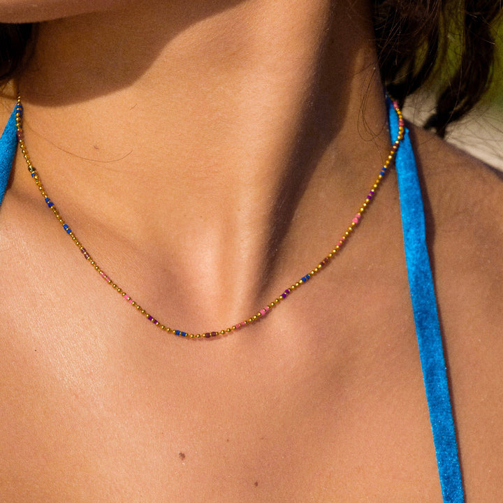 Damen Halskette Gold, bunte Regenbogen Perlen, wasserfester Choker, ideal für den Sommer.