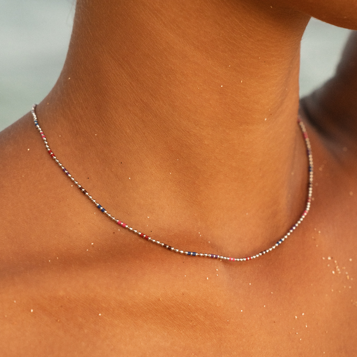 Stylischer Regenbogen Choker in Gold, bunte Perlenkette für Damen, wasserfest, modisch.