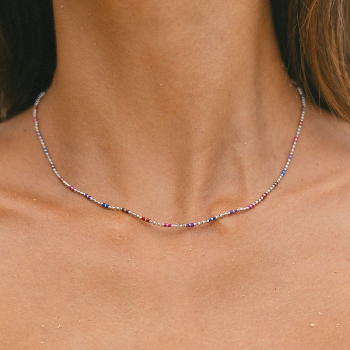 Trendiger Regenbogen Choker Gold, bunte Perlen für Damen, wasserfest, anpassbar, sommerlich.