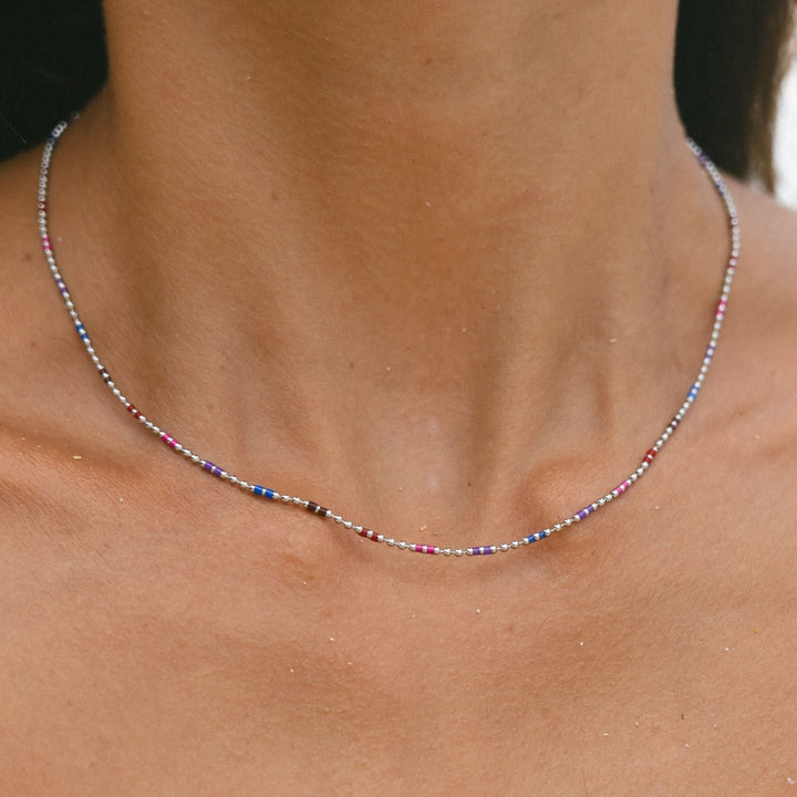 Wasserfester Regenbogen Choker in Gold mit bunten Perlen für Damen, perfekter Sommerschmuck.