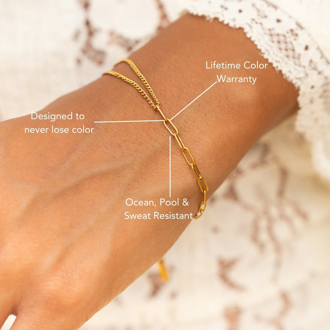 Elegantes, wasserfestes Damen Paperclip-Gliederarmband in Gold, hypoallergen, verstellbar, mixed-chain Design.