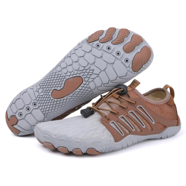 Person trägt flexible BioStride Barfußschuhe, unisex, beim Gehen, für gesundes, natürliches Laufgefühl.